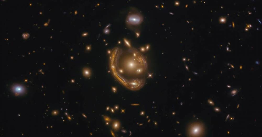 Странное и очень редкое явление: телескоп "Хаббл" запечатлел "расплавленное кольцо" Эйнштейна