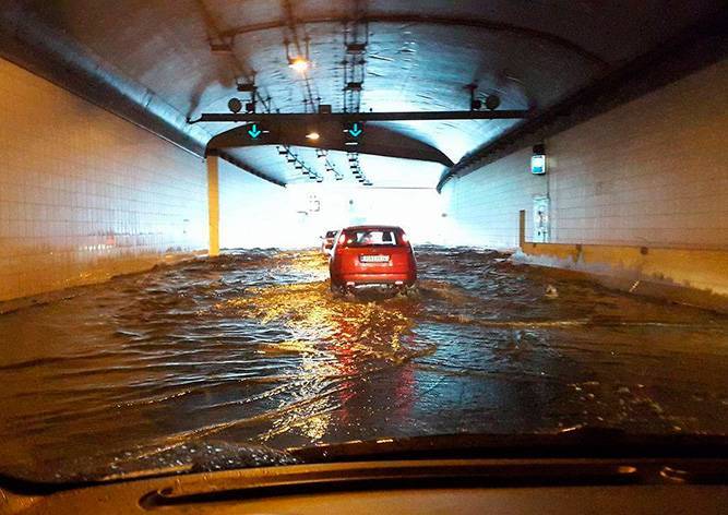 Видео: ливень в Праге затопил тоннели и торговый центр