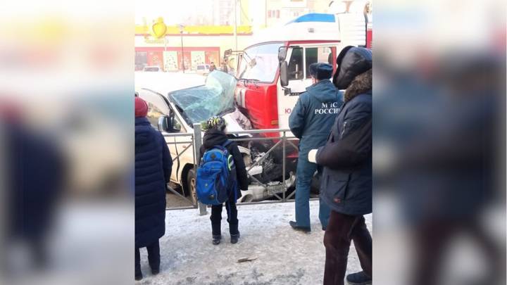 В Южно-Сахалинске пожарная машина столкнулись с микроавтобусом
