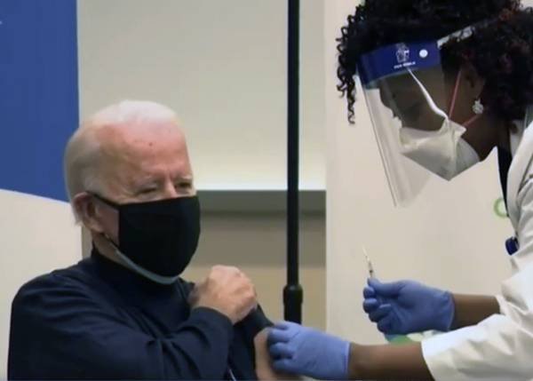 78-летний Джо Байден привился вакциной от Pfizer