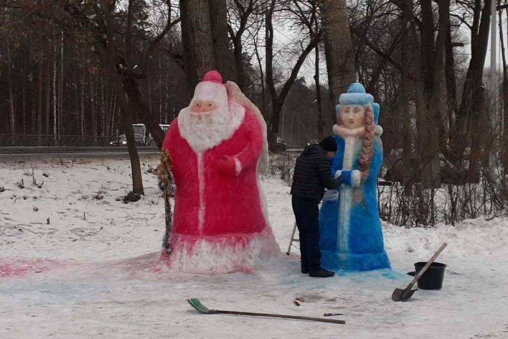 В Ярославле появились снежные Дед Мороз и Снегурочка