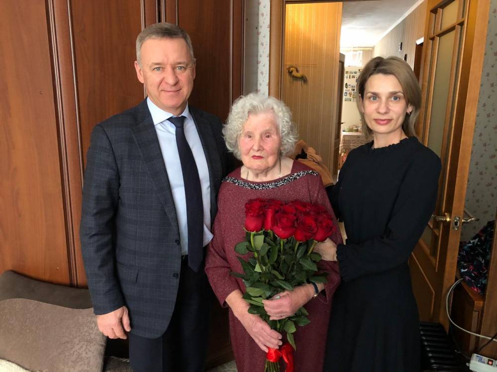 Мэр Сергей Надсадин поздравил с наступающим Новым годом Декабрину Пушкареву