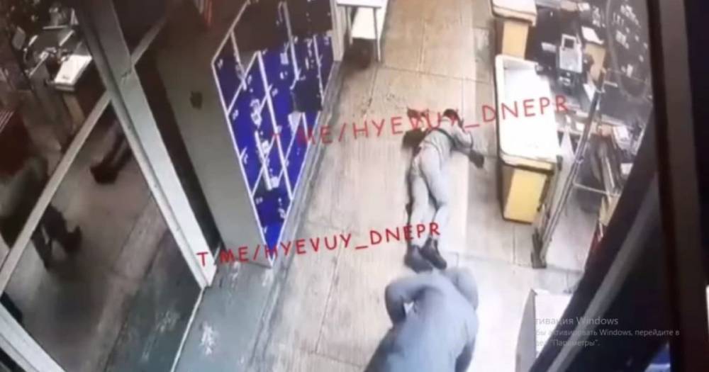Жестокое избиение парня в супермаркете в Днепре: что известно о состоянии пострадавшего