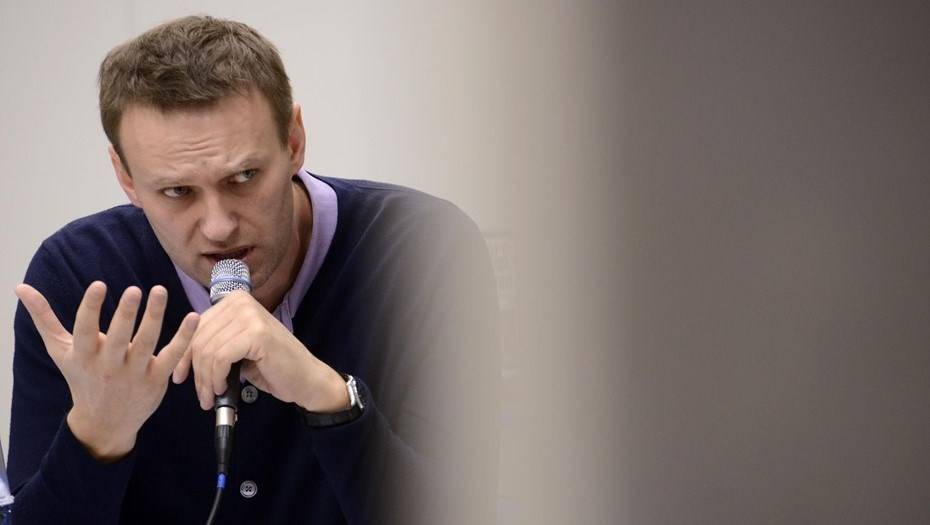 «У больного мания величия»: Песков прокомментировал разговор Навального с сотрудником ФСБ