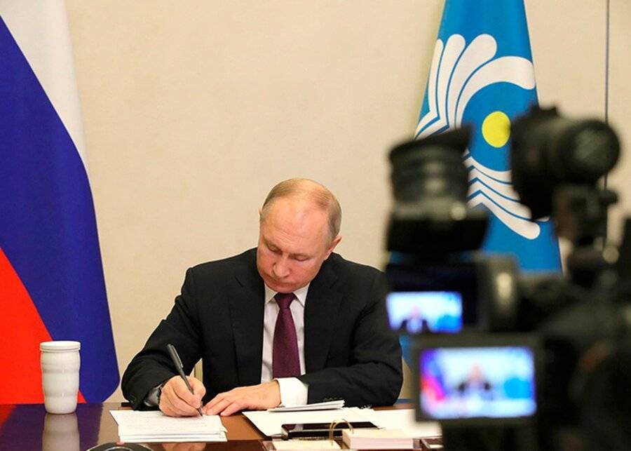 Путин подписал закон о прекращении полномчий парламентариев из-за иностранного гражданства