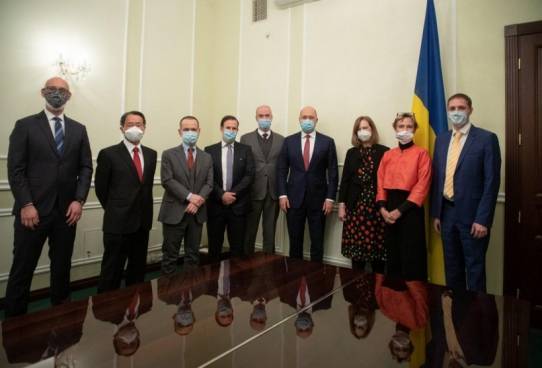 Шмыгаль: Украине нужен доступ к COVID-вакцине в начале следующего года