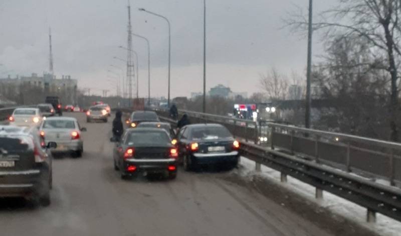 Три автомобиля столкнулись на мосту улицы Пермякова в Тюмени