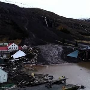 Из-за оползней в Исландии эвакуировали город. Видео