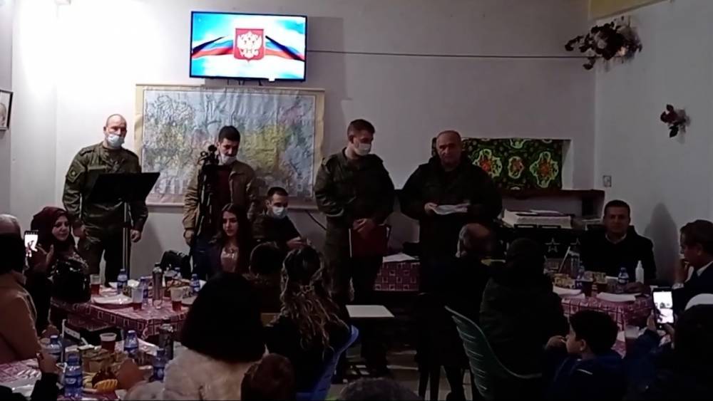 Военные ВС РФ подарили учебники сирийцам, изучающим русский язык