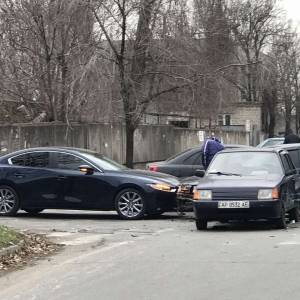 На перекрестке возле запорожского авторынка столкнулись три авто. Фото
