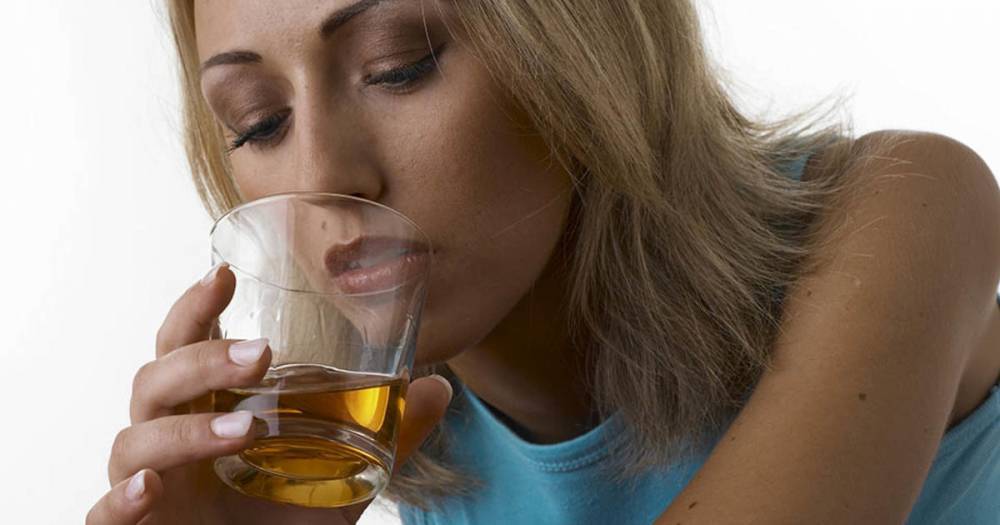 Нарколог: употребление алкоголя увеличивает риск заражения COVID-19