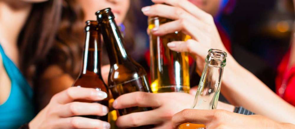Нарколог: употребление алкоголя увеличивает риск заражения коронавирусом