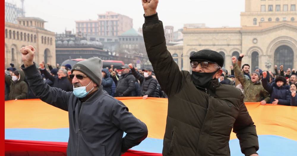 В Ереване протестующие поставили палатки у здания правительства: видео