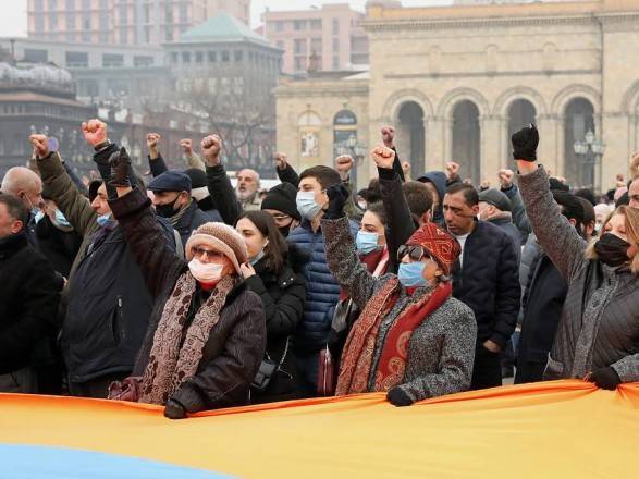 Ситуация в Карабахе: в Ереване протестующие блокируют правительство и прокуратуру, на улицах появились палатки