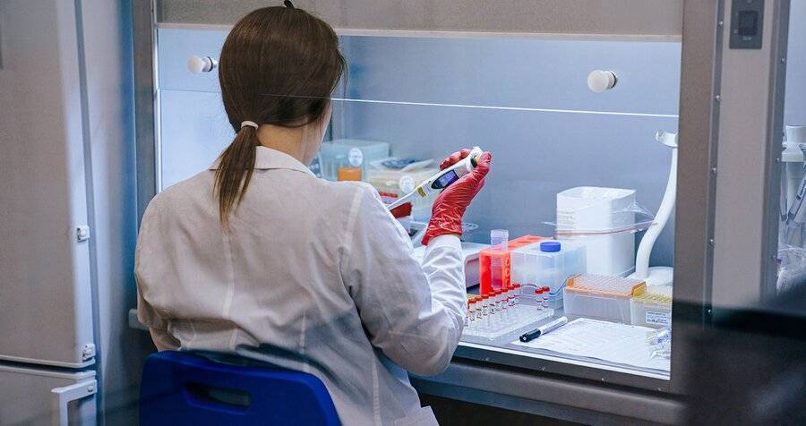 В России не обнаружено мутаций коронавируса, как в Великобритании – Попова