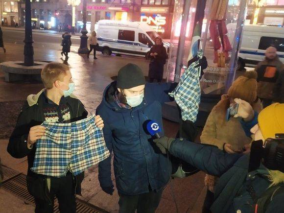 «Наказать отравителей»: ﻿﻿В Петербурге пикетируют в поддержку Навального (фото)