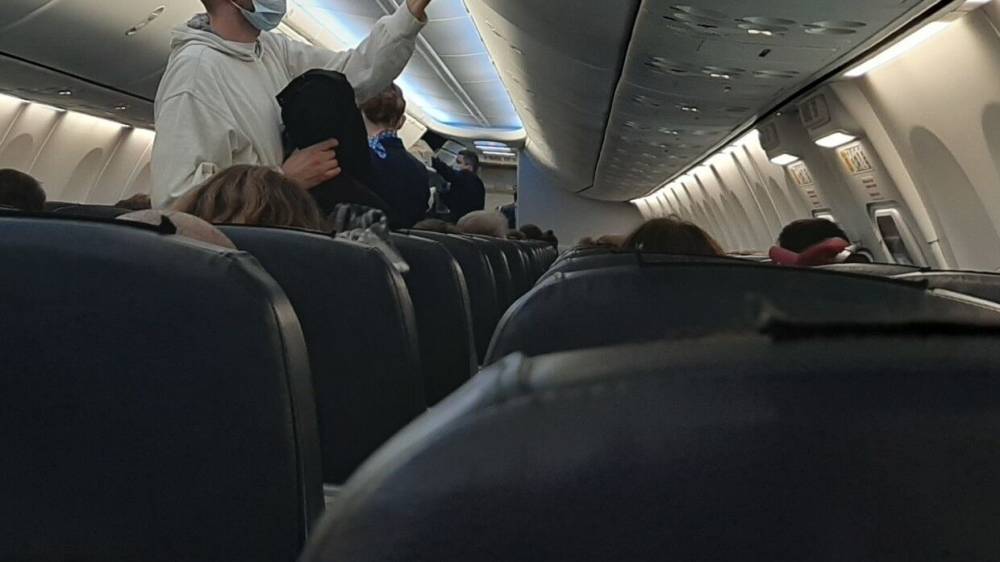 В США пассажиры выпрыгнули из самолета при взлете