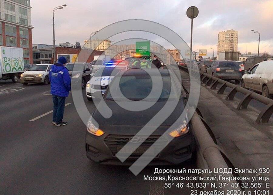 Автомобиль на Бауманской улице наехал на препятствие