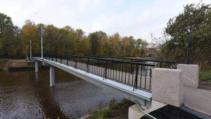 В Петербурге установили первый мост из композитных материалов