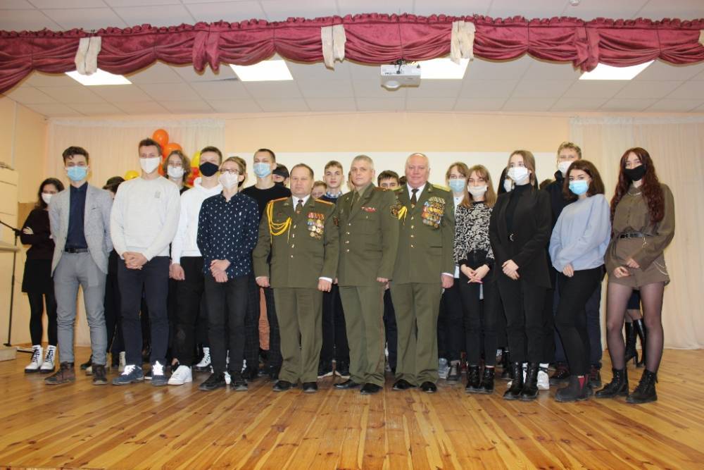 Офицеры и ветераны Гродно провели "Урок мужества" в рамках проекта "ШАГ"