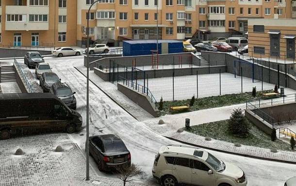 В Киеве снегопад, на дорогах образовались пробки