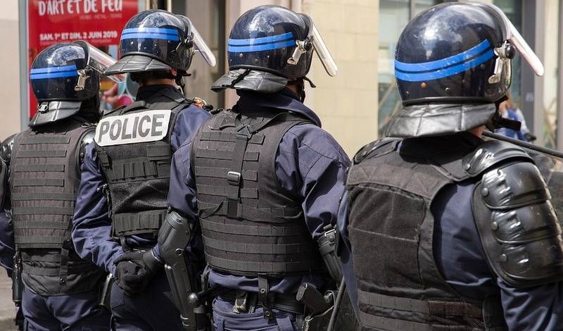 Во Франции из-за стычки между вооруженным мужчиной и полицией погибли три жандарма