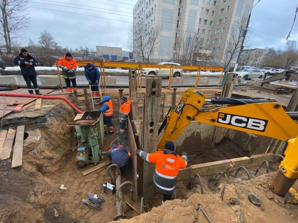 В Твери на проспекте Победы выкопали яму глубиной 4 метра