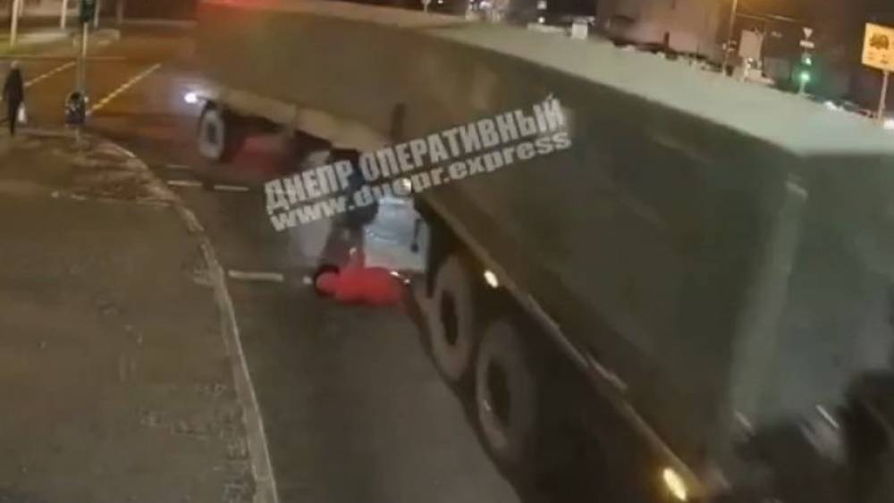В Днепре женщина не заметила грузовик и попала под колеса: видео 18+