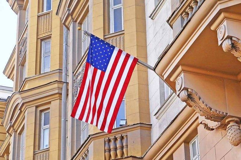 США закрывают свои консульства в России