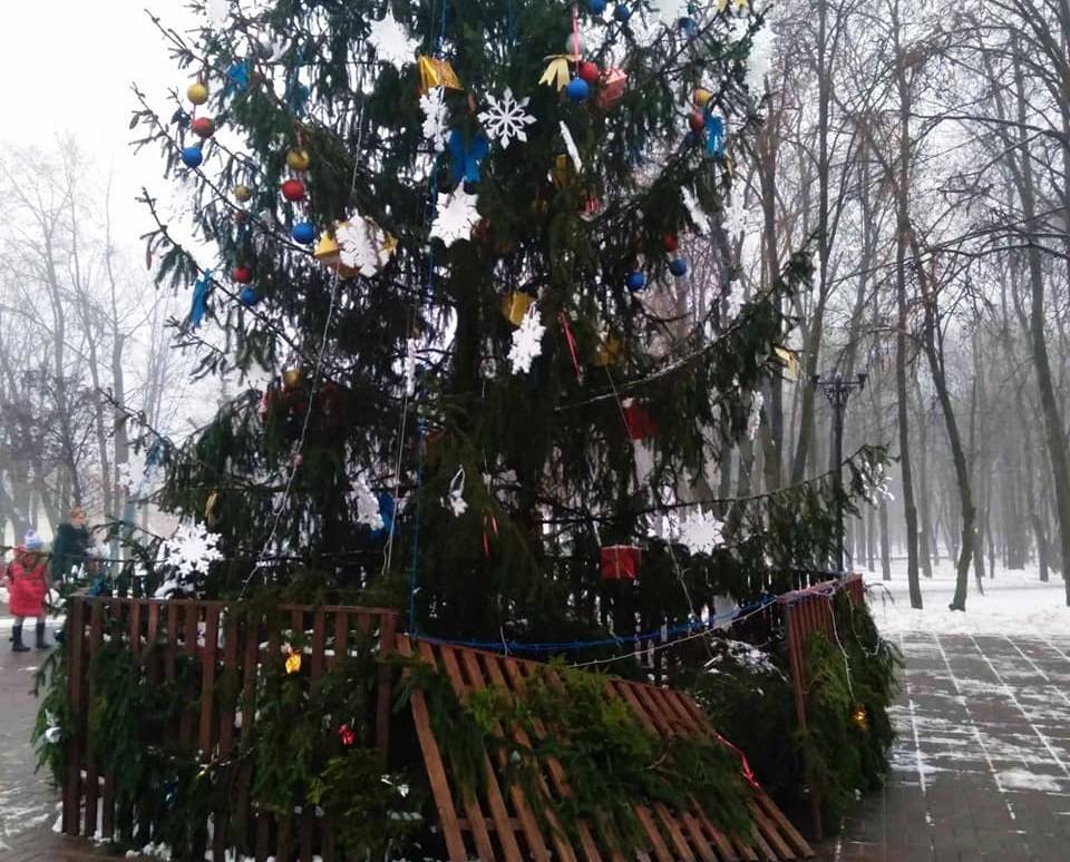 В Киеве вандалы испортили городские елки