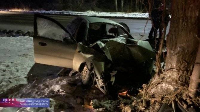 В Ивановской области иномарка врезалась в дерево – погибли двое