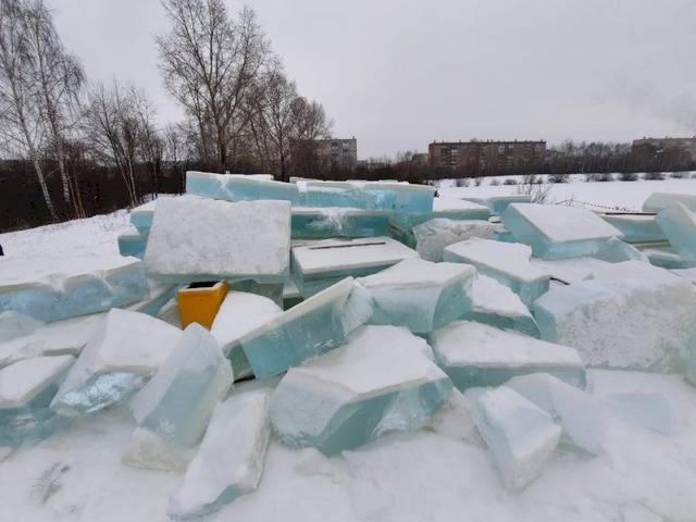 В Челябинской области неизвестные разбили лед для строительства городков