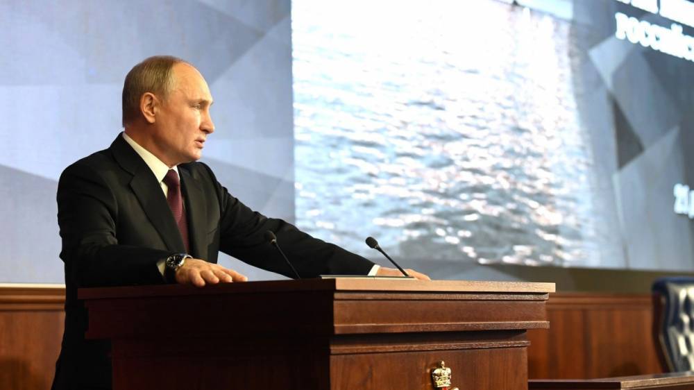 Путин поблагодарил правительство за напряженную работу в уходящем году