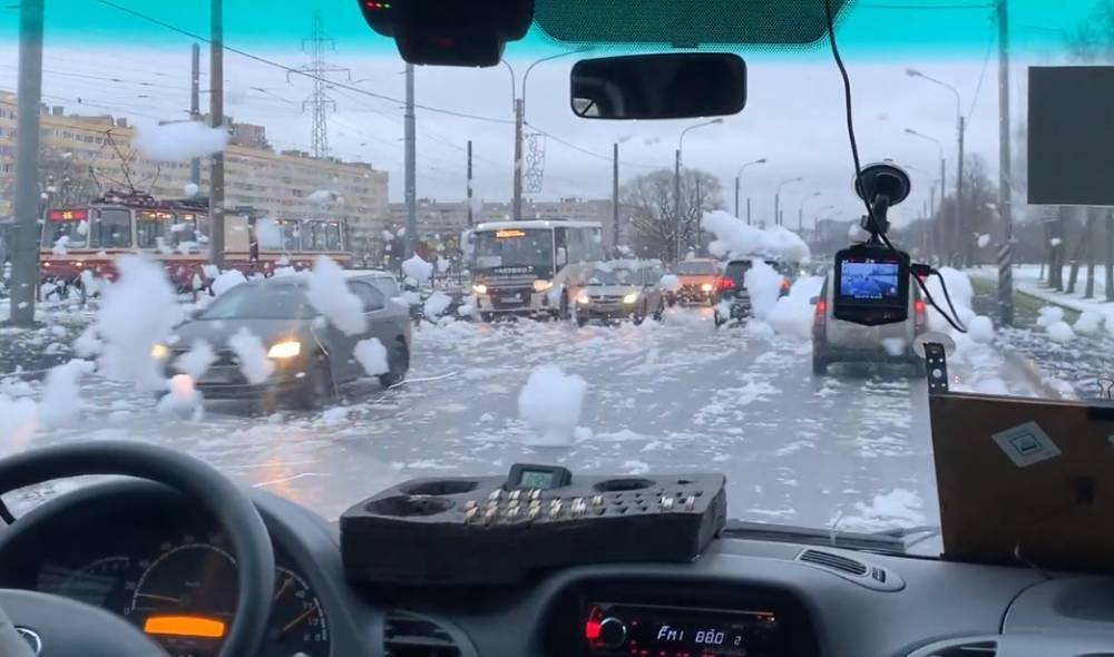 В Петербурге по шоссе летают образовавшиеся в канале хлопья пены