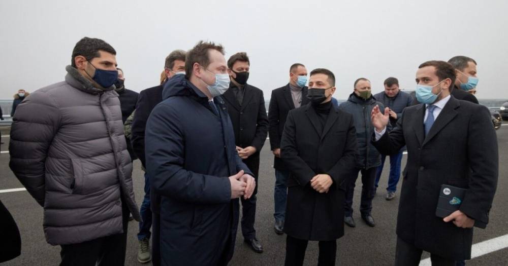 Зеленский прогулялся по новому мосту в Запорожье и пообещал "инфраструктурные победы"