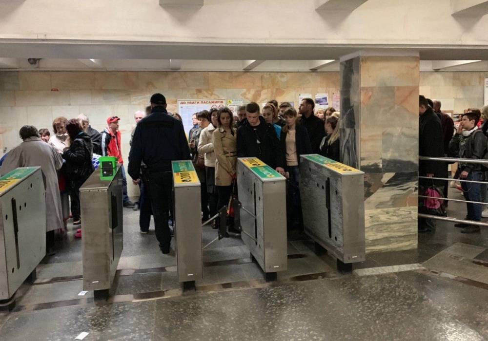 В Киеве начался беспредел на одной из станций метро: "Новые турникеты поставили, но забыли..."