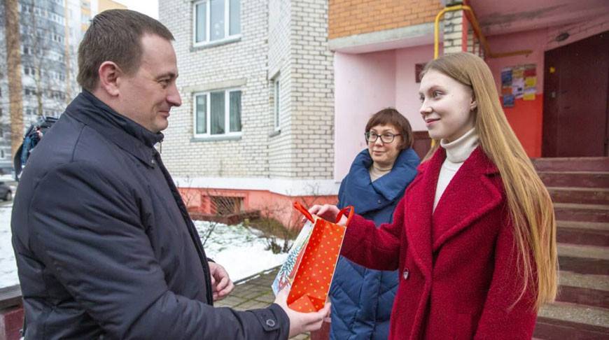 Председатель Миноблисполкома вручил подарок школьнице из Жодино