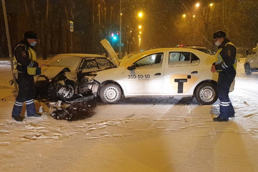 Три человека пострадали в столкновении Рено и ВАЗ в Екатеринбурге