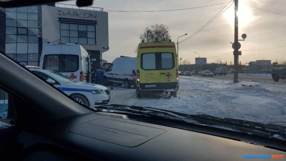 Скорая помощь вылетела с дороги и врезалась в припаркованный внедорожник в Южно-Сахалинске