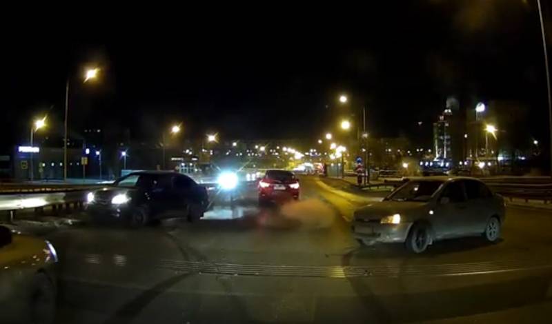 В Тюмени на улице Монтажников водитель чуть не спровоцировал массовое ДТП (Видео)