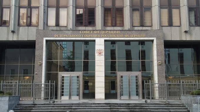 Совет Федерации одобрил закон о штрафах за хамство чиновников