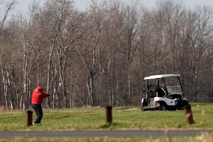 Обещавшего неустанно работать в Рождество Трампа увидели играющим в гольф
