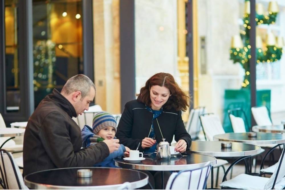 Кафе и ресторанам Петербурга разрешили открыть на праздники круглосуточные террасы