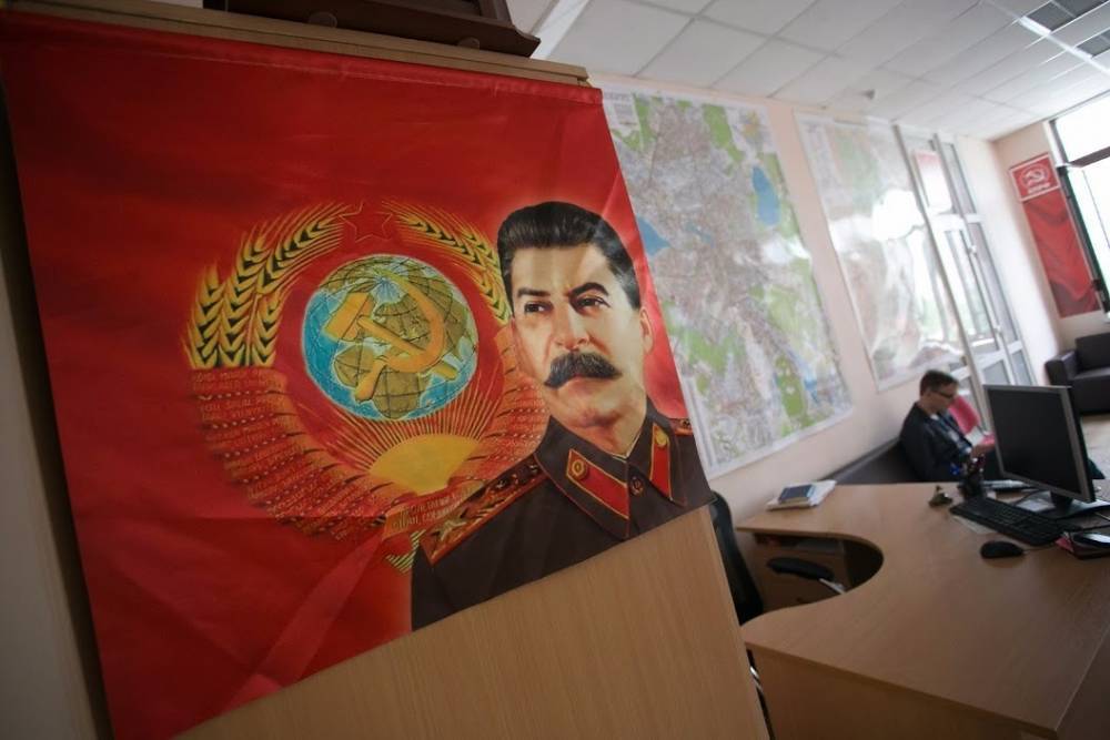 Активисты Прилепина просят Шойгу вернуть барельеф Сталина на здание в Екатеринбурге