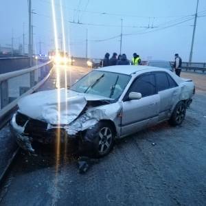 В Запорожье на плотине столкнулось два автомобиля. Фото