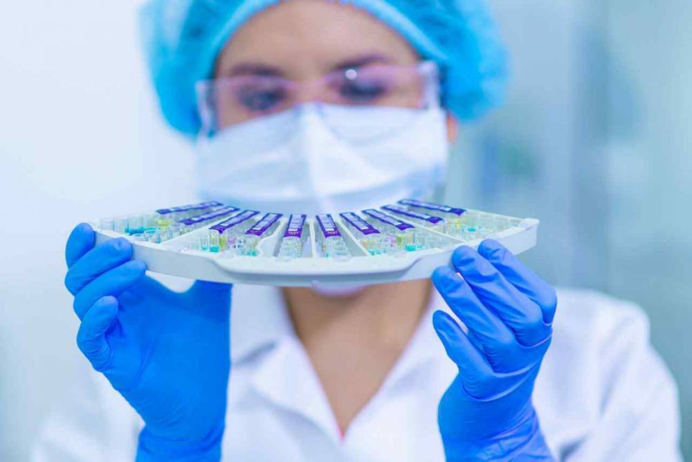 В крупнейшей лаборатории Великобритании зафиксировали вспышку коронавируса