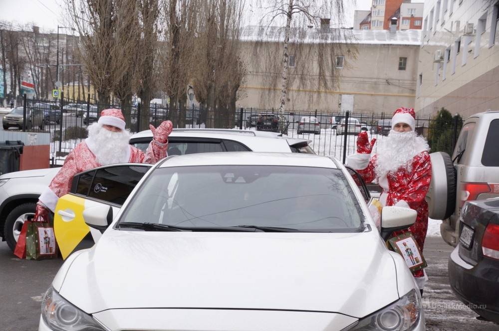 Деды Морозы раздали новогодние подарки детям липецких врачей