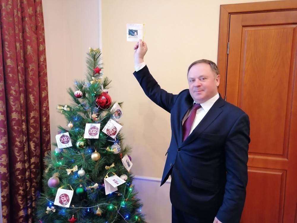 Депутаты липецкого облсовета исполняют новогодние желания детей