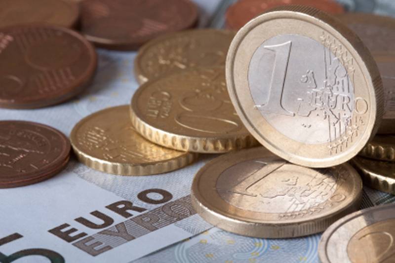 Средний курс евро со сроком расчетов "завтра" по итогам торгов на 19:00 мск составил 90,0286 руб.