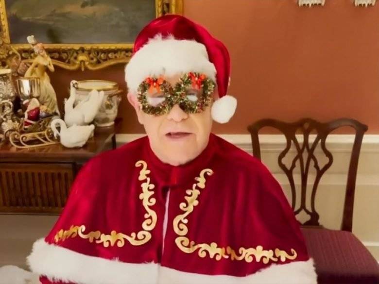 Элтон Джон в образе Санты Клауса поздравил с Рождеством: видео